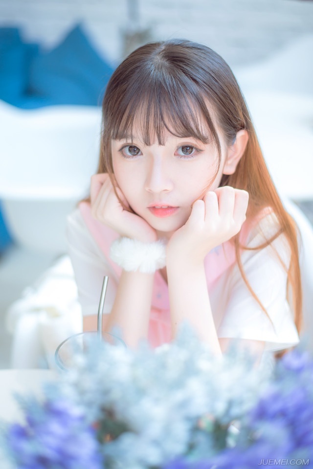 事实上，我十分安然于一本好书，一个长夜和一杯热茶的宁静生活。对于人生，这已是很大的福分，因为我们没有生活在战乱和极权统治的国家里，这份自由是我十分感激而珍爱的。——三毛《亲爱的三毛》